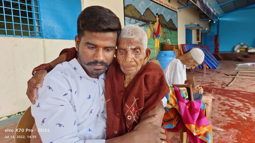 ನೀ ಕಡೆಗಣಿಸಿದ ಕಲ್ಲೊಂದು ಕೆತ್ತನೆಗೆ ಒಳಪಟ್ಟು ವಿಗ್ರಹವಾದರೆ ಕೈ ಮುಗಿದು ನಿಲ್ಲುವ ಸರದಿ ನಿನ್ನದಾಗಬಹುದು